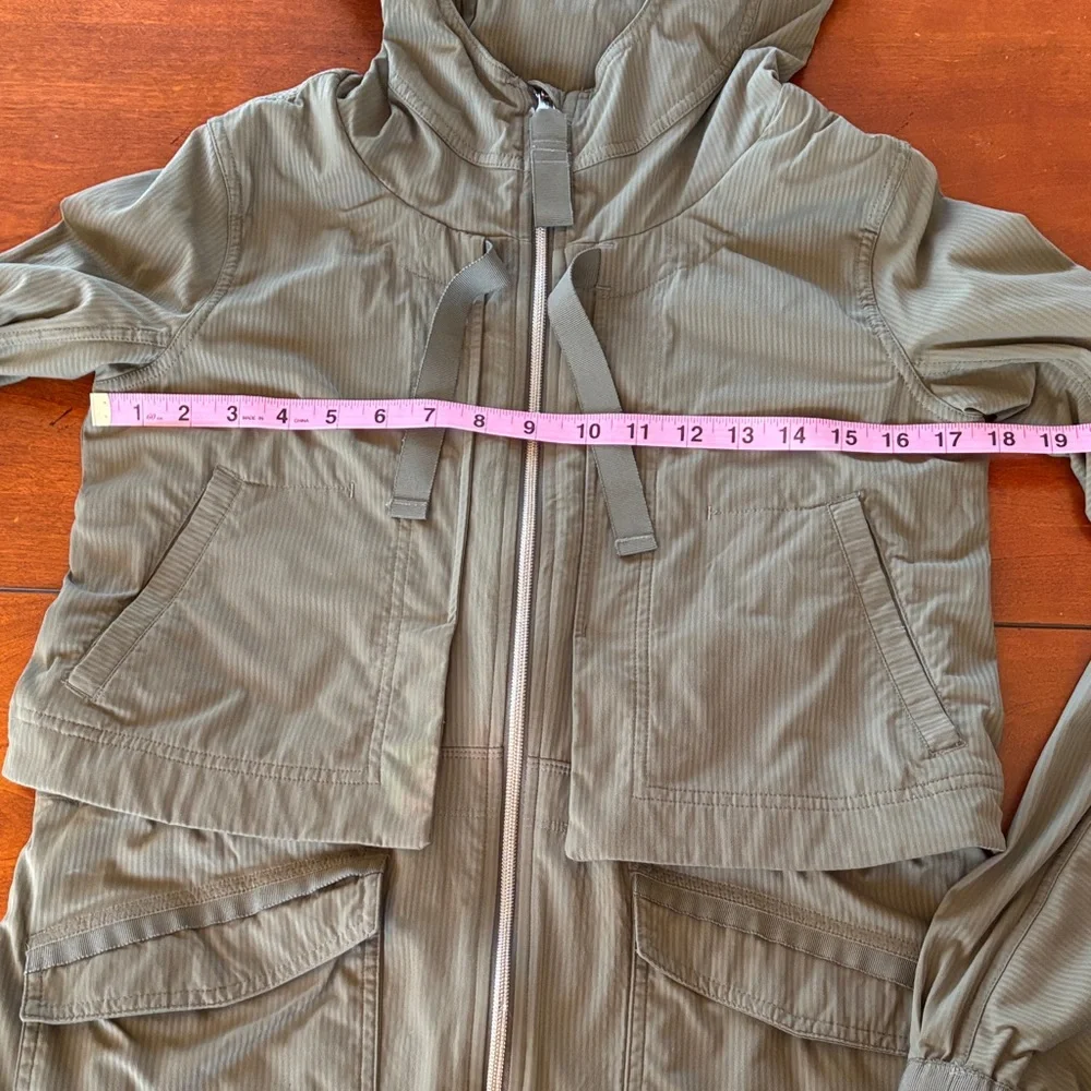 Lululemon Yogi Anorak Jacket Fatigue Green. Size 4